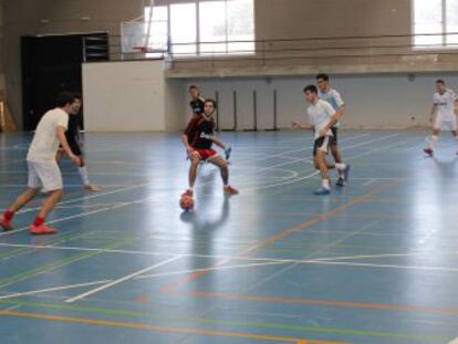 Partido de fútbol sala sin árbitro en la UPO.