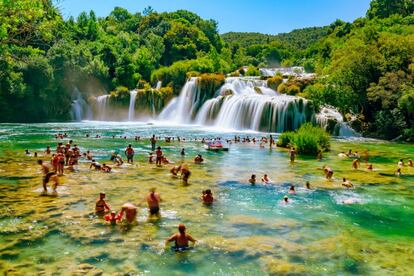 El parque nacional de Krka, en Croacia, se extiende por la cuenca del río Krka hasta su desembocadura en la ciudad de Sibenik, en la costa dálmata, en una sucesión de espectaculares cascadas y pozas sobre un suave lecho de travertino. El paraje, conocido como Skradinski Buk, recuerda al de los famosos lagos de Plitvice, aunque es menos conocido y aquí se permite el baño.