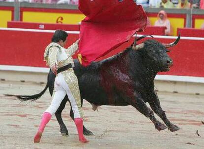 Joselillo, durante la lidia de su primer toro al que le cortó una oreja.