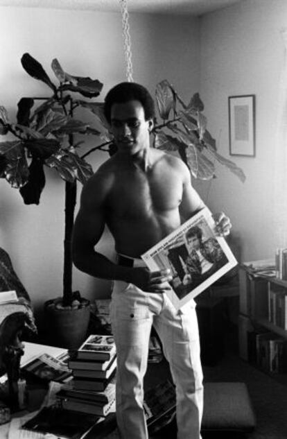 Huey Newton, líder de los Panteras Negras, con un disco de Bob Dylan.