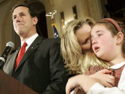 Rick Santorum, con su mujer y una de sus hijas en un mitin en 2006 en Pittsburgh.