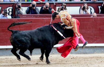 Momento en el que se produce la cogida del torero Gonzalo Caballero este martes en Las Ventas.