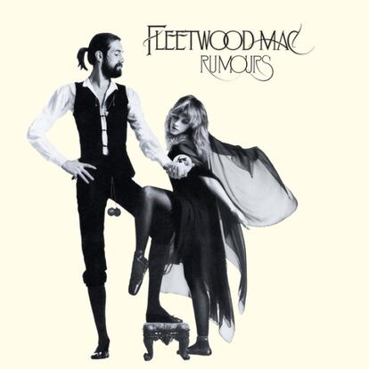 Fleetwood Mac nació como emblema y gloria del blues británico, pero terminó por facturar el disco definitivo del AOR californiano. ¿Qué es el AOR (Adult Oriented Rock)? Ese pop melódico disfrazado de rock, pero presentado con un sonido prístino para la radio FM. Mientras el punk abría (a patadas) una nueva vía artística en el Reino Unido, la veta dorada estaba realmente en EE UU, donde se multiplicaban las ventas de Boston, Electric Light Orchestra, Chicago, Steely Dan o, sobre todo, Fleetwood Mac, que parió su álbum definitivo entre rupturas sentimentales y rayas de cocaína. Es cierto que, en apariencia, su propuesta era conservadora: canciones de amor y desamor, melodías, coros bonitos, solos de guitarra y, en definitiva, mucha profesionalidad. Tanta ortodoxia procuró a 'Rumours' cifras estratosféricas y el desprecio eterno de la modernidad. Pasado el tiempo y superadas las circunstancias históricas, rascando en el repertorio de este disco encontramos un puñado de buenas canciones, excelentemente interpretadas. No hay filo, ni riesgo artístico, pero tampoco horteradas. Era un álbum intachable y agradable al oído humano en 1977, y sigue siéndolo hoy. Texto: TITO LESENDE

Puntuación: 4,5 sobre 5.
Número de discos vendidos: 40 millones.