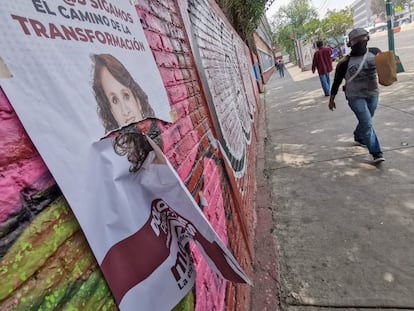 Carteles de propaganda electoral que los partidos políticos pegan en muros, postes y puertas, con miras a las elecciones en 2021.