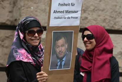 Protesta contra la detención de Ahmed Mansur celebrada el 22 de junio frente al tribunal donde estaba retenido el periodista de Al Yazira.
