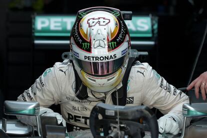 Hamilton sale de su monoplaza tras los entrenamientos en Sepang