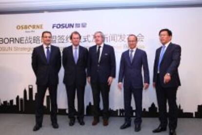 Ignacio Osborne, Julio Lopez, consejero delegado y director general de la divisi&oacute;n internacional de Osborne; Manuel Valencia, embajador de Espa&ntilde;a, y los directivos de Fosun, Guo Guangchang y Qian Jiannong.