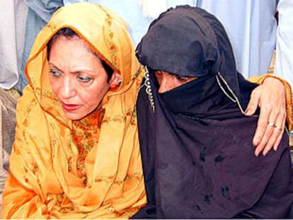 Mukthar Mai, a la derecha, junto a la ministra paquistaní para Asuntos de la Mujer, Attiya Anaytullah.