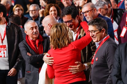 The former president of the Junta de Andalucía and former general secretary of the PSOE of Andalusia Susana Díaz (from behind) greets the minister for Digital Transformation and the Public Service, Óscar López, in the presence of the secretary of Federal Policy of the PSOE, Patxi López (d ), at the 41st Federal Congress of the PSOE in Seville this Saturday.