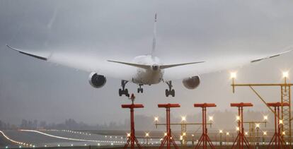 Un avión de la aerolínea noruega Norwegian proveniente de Nueva York trata de aterrizar en el aeropuerto de Oslo, Noruega.