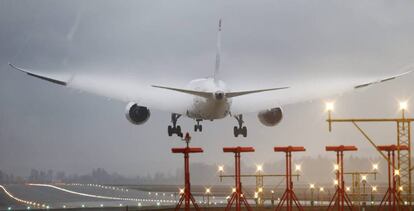 Un avión de la aerolínea noruega Norwegian proveniente de Nueva York trata de aterrizar en el aeropuerto de Oslo, Noruega.