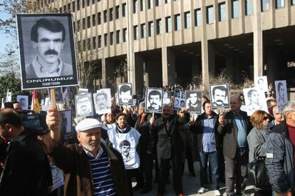 Un grupo de manifestantes frente al tribunal en Ankara dopnde se juzga a dos generales que participaron en el golpe de Estado de 1980.