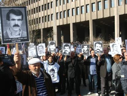 Un grupo de manifestantes frente al tribunal en Ankara dopnde se juzga a dos generales que participaron en el golpe de Estado de 1980.