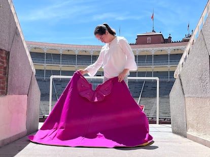 Carla Otero torea de salón en la entrada a un tendido de la plaza de Las Ventas.