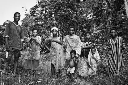 Nos Camarões, muitas famílias Baka como a que aparece nesta foto são forçadas a deixar a selva e acabam sendo escravas de membros de outro grupo étnico, os Bantu. "Lembro-me muito bem dessas pessoas, especialmente desta mulher, que estava grávida", diz Muñoz. "Fiquei muito impressionada ao pensar que a escravidão continua existindo no século 21". A fotógrafa também ficou chocadoa com o encontro com meninas muito jovens forçadas a casar com homens mais velhos. "Naquela idade elas deveriam estar brincando."