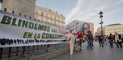 Miembros de Mesa Estatal por el Blindaje de las Pensiones, en la Puerta del Sol de Madrid.