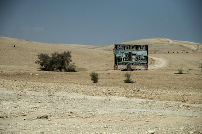 Cartel de una promoción inmobiliaria palestina en Al Auja (norte de Jericó), junto a la carretera 90 que atraviesa el valle del Jordán de Cisjordania.