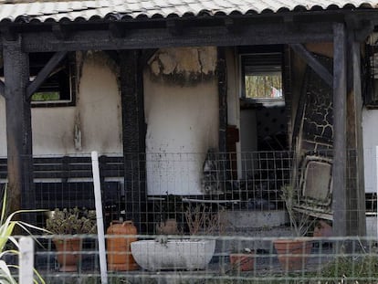 Estado de la casa tras el incendio de El Palmar, en Vejer.