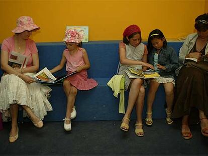 Actividades en el Pabellón Infantil de la 65ª Feria del Libro de Madrid, en el parque del Retiro, que termina mañana.