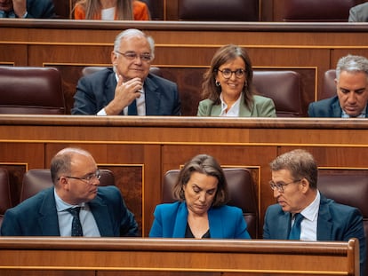 El portavoz del PP en el Congreso, Miguel Tellado; la secretaria general del PP, Cuca Gamarra, y el presidente del PP, Alberto Núñez Feijóo, en el Congreso.