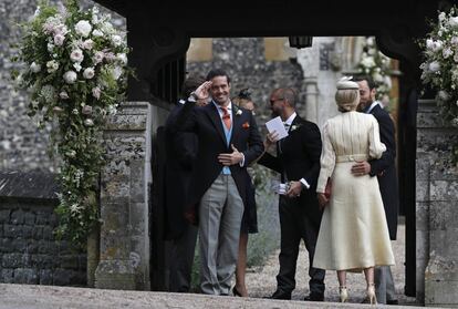 Spencer Matthews, hermano del novio, recibe a los invitados a las puertas de la iglesia de San Marcos en Englefield.