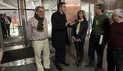 Patxi López, antes de la reunión que mantuvo en Bilbao con representantes de asociaciones vecinales de Bizkaia.