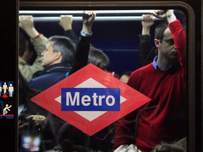 Viajeros en un vagón de Metro de Madrid. 