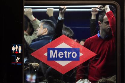 Viajeros en un vagón de Metro de Madrid. 