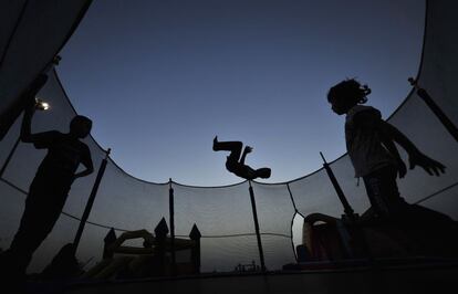 Saltos y piruetas en un castillo inflable en Bengasi (Libia), 25 de mayo de 2013.