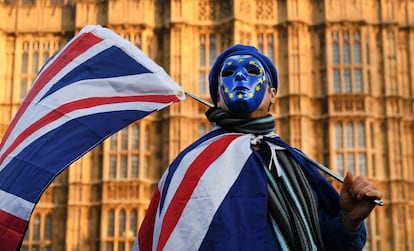 Un activista pro Uni&oacute;n Europea se manifiesta a las puertas del Parlamento brit&aacute;nico en Londres, este martes
