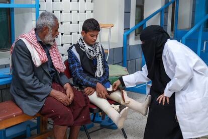 La doctora de Ibrahim comprueba el ajuste de sus miembros artificiales en el centro de prótesis en Adén, Yemen, el pasado 14 de octubre de 2021.