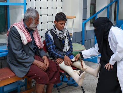 La doctora de Ibrahim comprueba el ajuste de sus miembros artificiales en el centro de prótesis en Adén, Yemen, el pasado 14 de octubre de 2021.