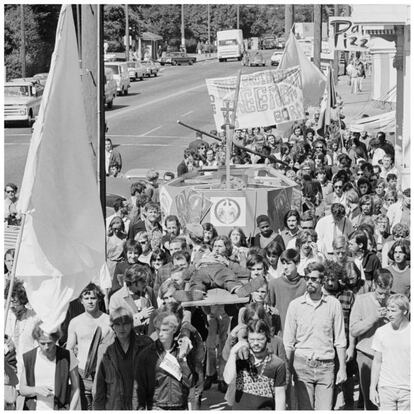 La revolución de la paz y el amor estalló en San Francisco cuando más de 100.000 hippies convergieron ese verano del 67 en la mítica esquina de las calles Haight y Ashbury, epicentro comunal (en la imagen). John Phillips, de The Mamas & The Papas, retrató como nadie el momento en la canción “San Francisco (Be sure to wear flowers in your hair)”, que acabó cantando su amigo Scott Mckenzie. Vendió seis millones de unidades y fue un himno para esa generación que pedía paz, amor y experiencias con sustancias.