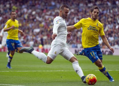 Jesé Rodríguez (i) disputa el balón junto al defensa de Las Palmas, Pedro Bigas.