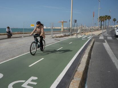 Un tramo de las obras del carril bici en el Paseo Marítimo de Cádiz.