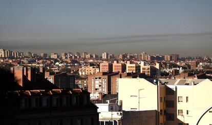 Vista del cielo contaminado en Madrid.