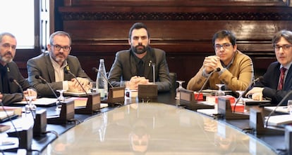 Catalan parliament speaker Roger Torrent (center) on Monday.