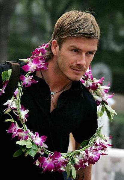 Beckham, recibido con flores en el aeropuerto de Pekín.