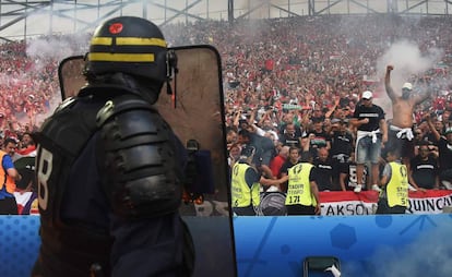 Un policía vigila a los aficionados húngaros durante el partido que enfrentó a su selección contra Islandia