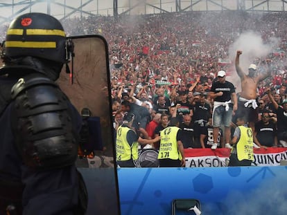 Un policía vigila a los aficionados húngaros durante el partido que enfrentó a su selección contra Islandia