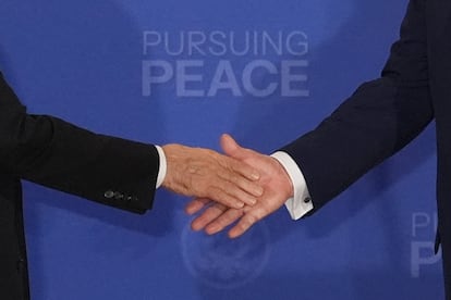 Ambos presidentes se dan un saludo final después de la reunión de 3 horas.