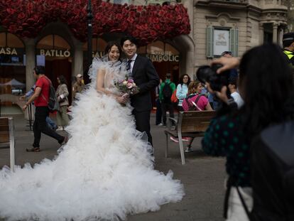 Una pareja de novios Coreanos se hacen fotos frente a la casa Batlló