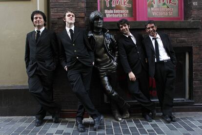 El grupo argentino The Merseybeat junto a la estatua de Lennon. Son uno de los dos ganadores del concurso anual que organiza The Cavern Club de Buenos Aires que da derecho a actuar en la International Beatle Week. La organización corre con los gastos de la estancia en Liverool.