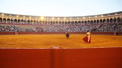 Festejo taurino en la plaza de la Maestranza de Sevilla