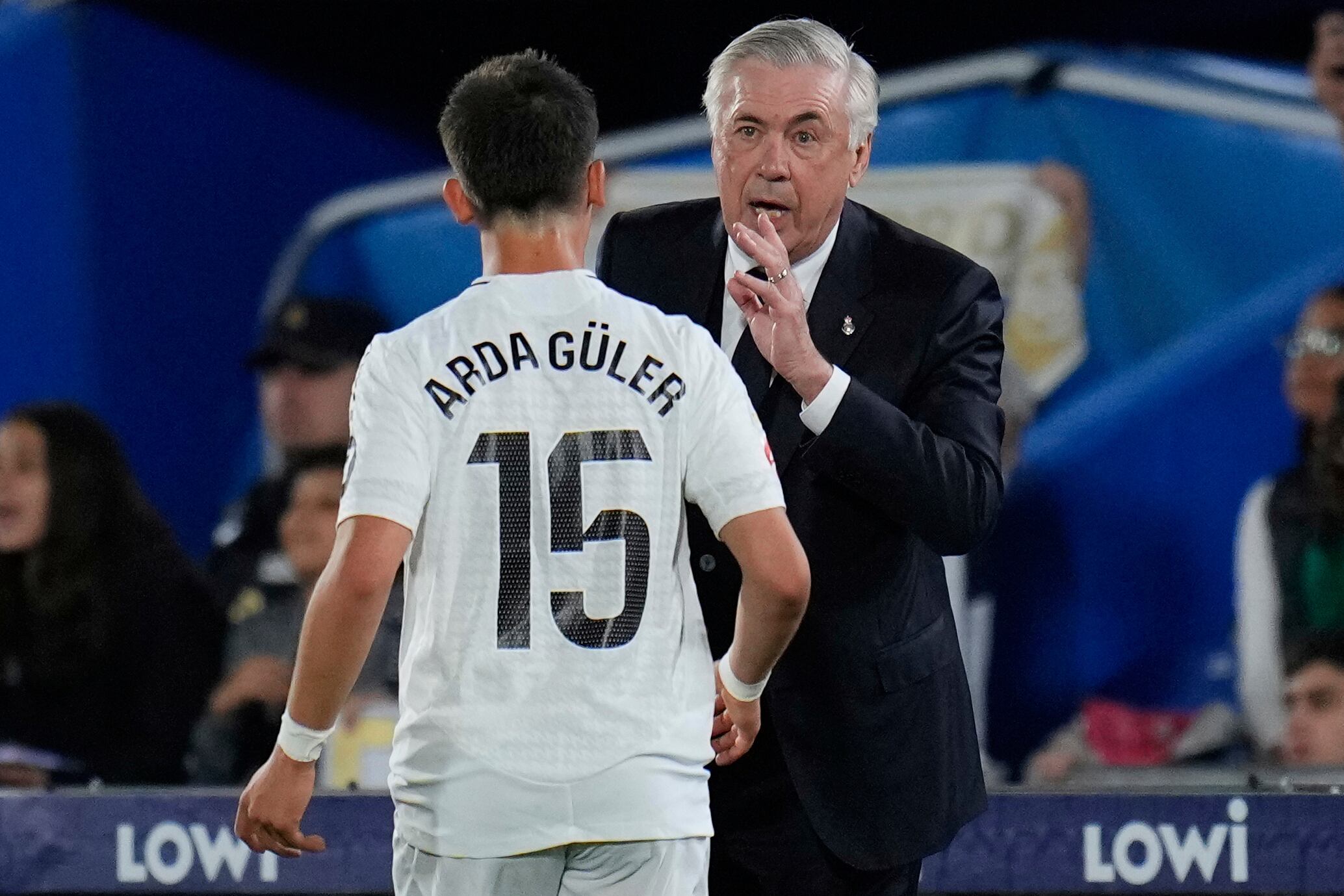 El beso del “señor don Carlo Ancelotti” a Arda Güler antes de las lesiones de Camavinga y Alaba