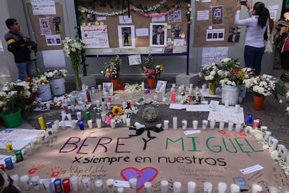 Alumnos de la FES Acatlán realizan un homenaje a Berenice y Miguel, el 7 de abril.