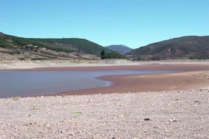 Imagen del embalse de Alcorlo, en la cuenca del Tajo, afectado por la sequía que sufre todo el país.