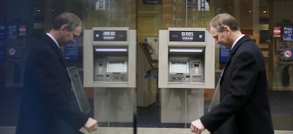 Un peat&oacute;n pasa delante de una oficina de Royal Bank of Scotland, en Londres. 