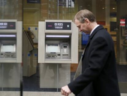 Un peat&oacute;n pasa delante de una oficina de Royal Bank of Scotland, en Londres. 