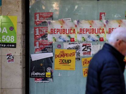 Un home passa enfront d'uns cartells electorals a Viladecans.